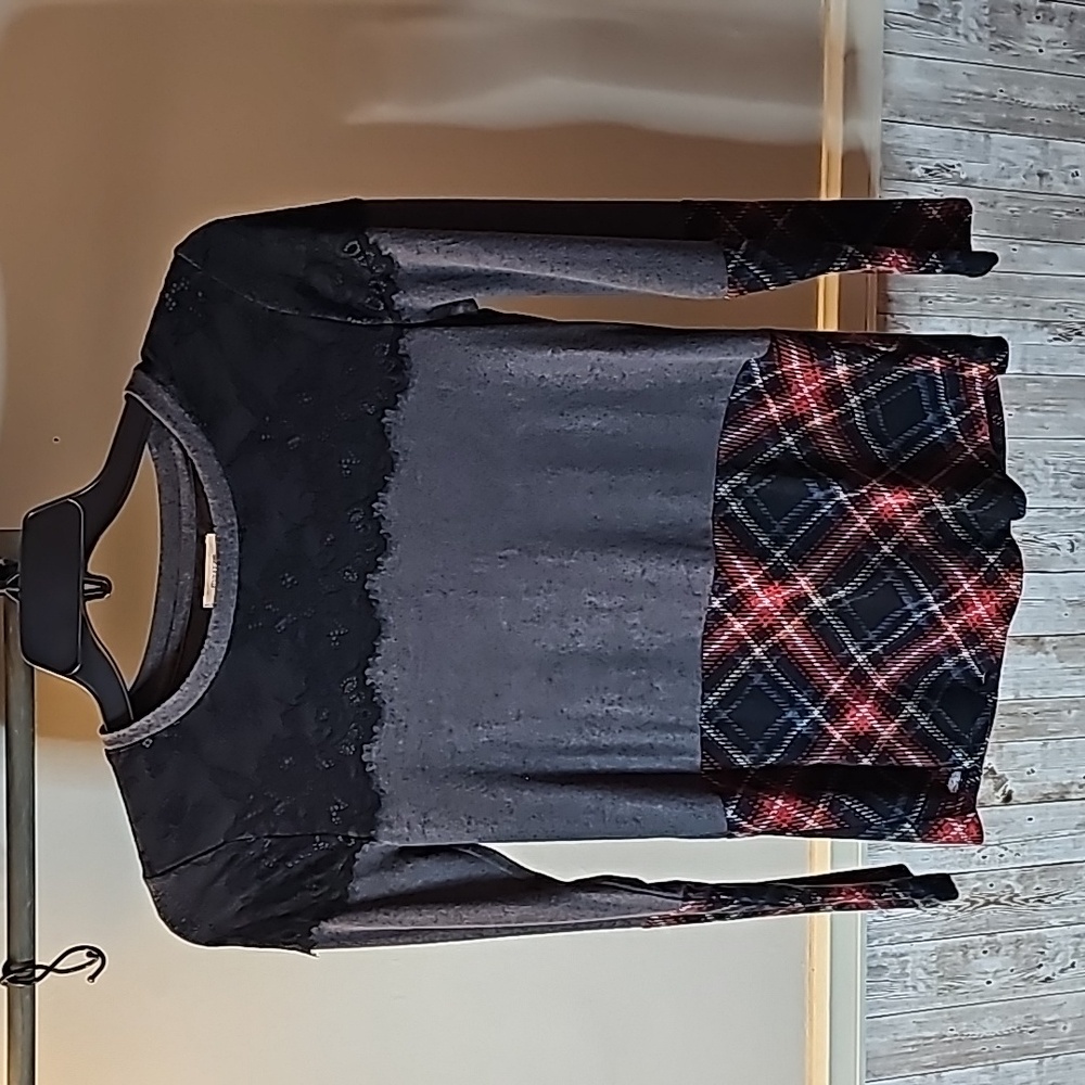 🟠E4🔹️Plaid and Lace Shirt